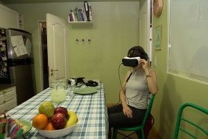 Invitada viviendo la experiencia de realidad virtual