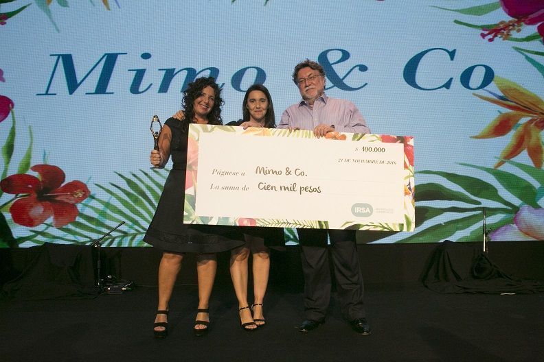 Representantes de Mimo & Co. reciben el premio a la Mejor Acción de RSE de manos de Sergio Dattilo, gerente de Relaciones Institucionales de IRSA