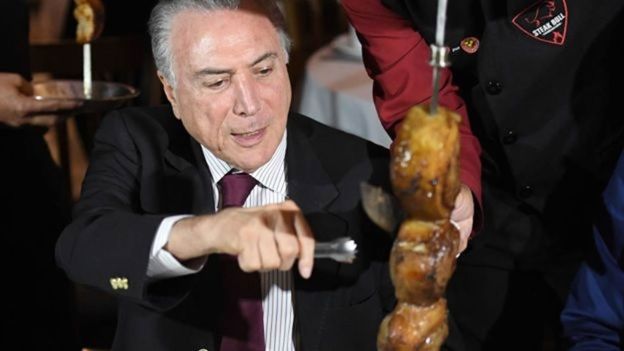 El presidente brasileño, Temer, veloz para las PR, en una churrascaria